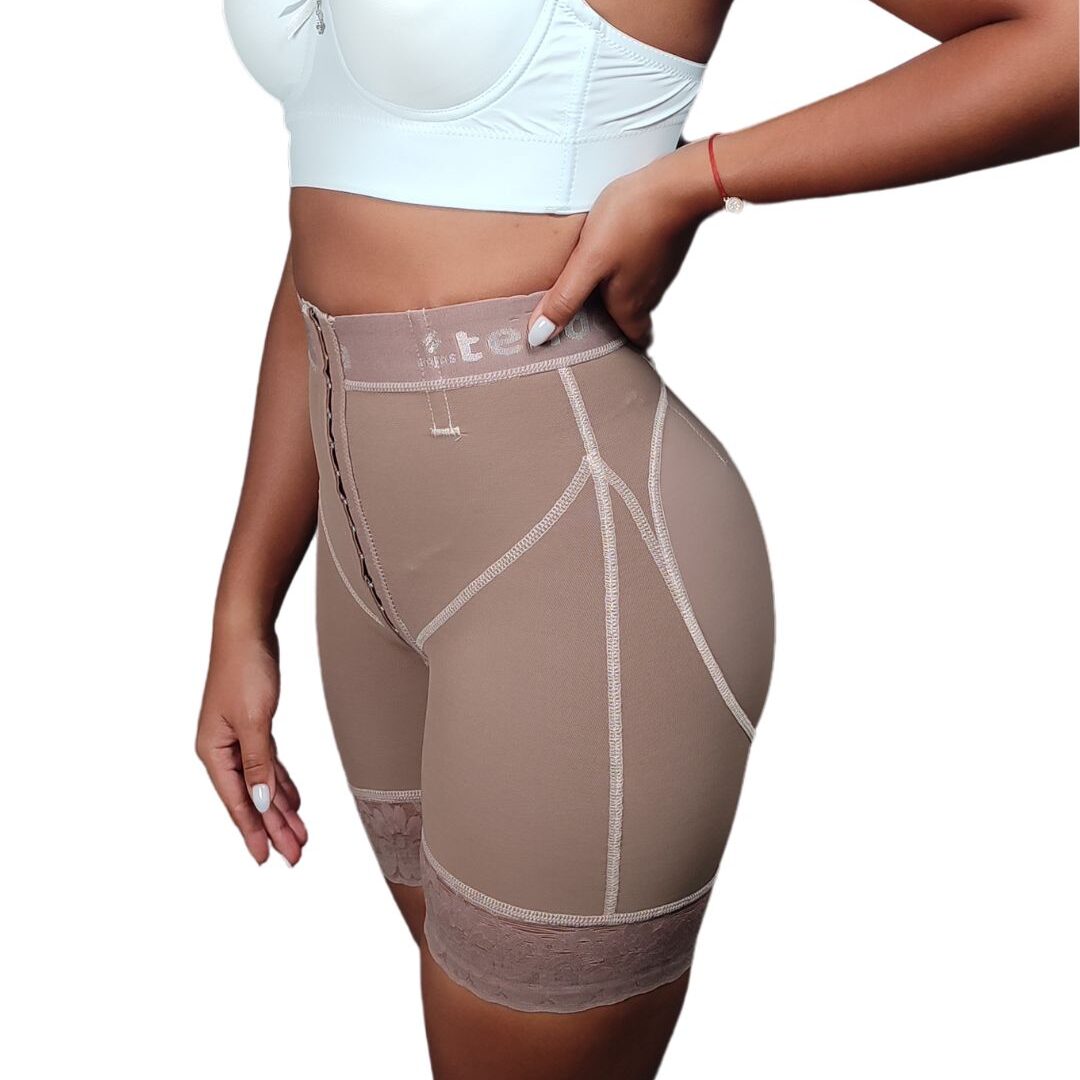 Short alta compresión corte alto efecto push up con gafetes para postparto y uso diario