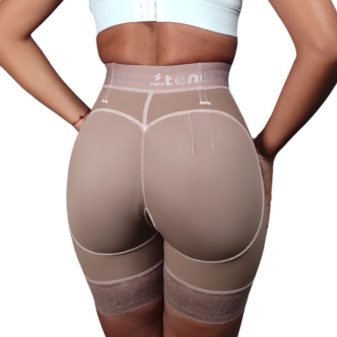 Short alta compresión corte alto efecto push up con gafetes para postparto y uso diario