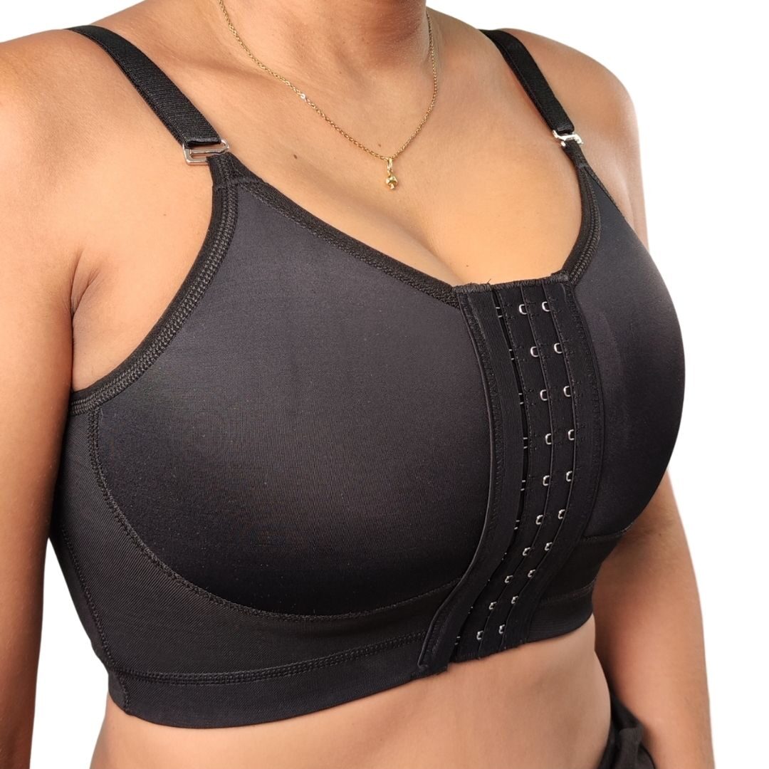 Sostén postoperatorio tirante fino en Spandex y Powernet con gafetes, alta compresión para recuperación de mastopexia y uso diario.