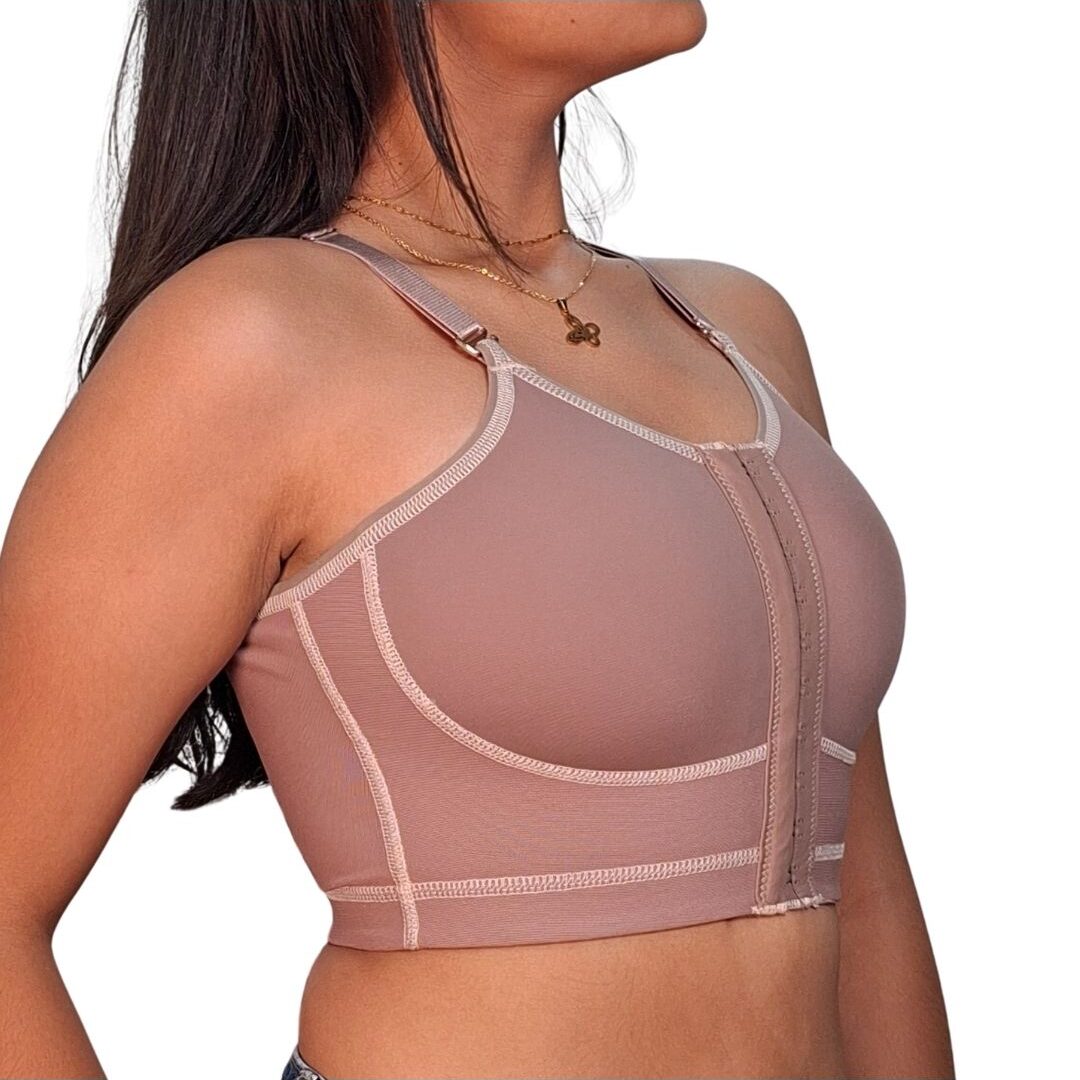 Sostén postoperatorio tirante fino en Spandex y Powernet con gafetes, alta compresión para recuperación de mastopexia y uso diario.