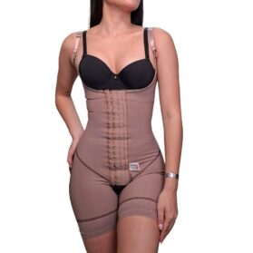 faja completa-short postoperatoria con tirantes finos y alta compresión. Ideal para uso postoperatorio, postparto y diario. Controla cintura y vientre bajo, levanta glúteos. Fabricada en Powernet y Spandex con gafetes y blonda siliconada en piernas.