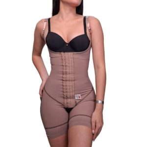 faja completa-short postoperatoria con tirantes finos y alta compresión. Ideal para uso postoperatorio, postparto y diario. Controla cintura y vientre bajo, levanta glúteos. Fabricada en Powernet y Spandex con gafetes y blonda siliconada en piernas.