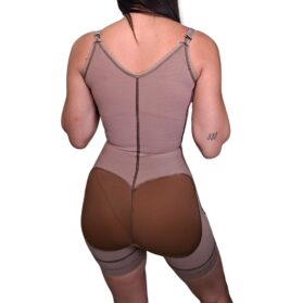 faja completa-short postoperatoria con tirantes finos y alta compresión. Ideal para uso postoperatorio, postparto y diario. Controla cintura y vientre bajo, levanta glúteos. Fabricada en Powernet y Spandex con gafetes y blonda siliconada en piernas.