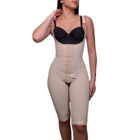 faja completa rodilla-postoperatoria tipo enterizo con pierna debajo de la rodilla y tirantes finos. Alta compresión ideal para uso postoperatorio, postparto y diario. Controla cintura, vientre bajo y levanta glúteos. Fabricada en Powernet y Spandex, con gafetes, cierre y encaje.