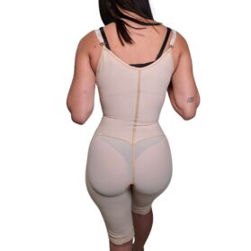 faja completa rodilla-postoperatoria tipo enterizo con pierna debajo de la rodilla y tirantes finos. Alta compresión ideal para uso postoperatorio, postparto y diario. Controla cintura, vientre bajo y levanta glúteos. Fabricada en Powernet y Spandex, con gafetes, cierre y encaje.