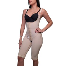 faja completa rodilla-postoperatoria tipo enterizo con pierna debajo de la rodilla y tirantes finos. Alta compresión ideal para uso postoperatorio, postparto y diario. Controla cintura, vientre bajo y levanta glúteos. Fabricada en Powernet y Spandex, con gafetes, cierre y encaje.