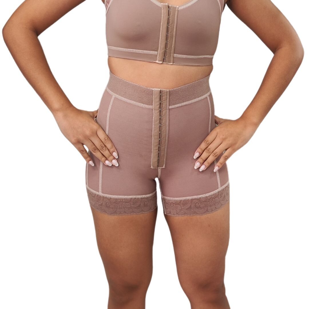 Cachetero alta compresión corte alto con gafetes efecto push up para postparto y uso diario