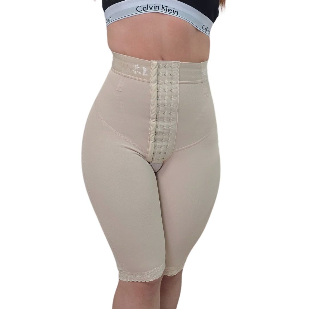 Faja short corte alto a la rodilla postparto alta compresión. Faja short postparto con control de abdomen y levanta glúteos.