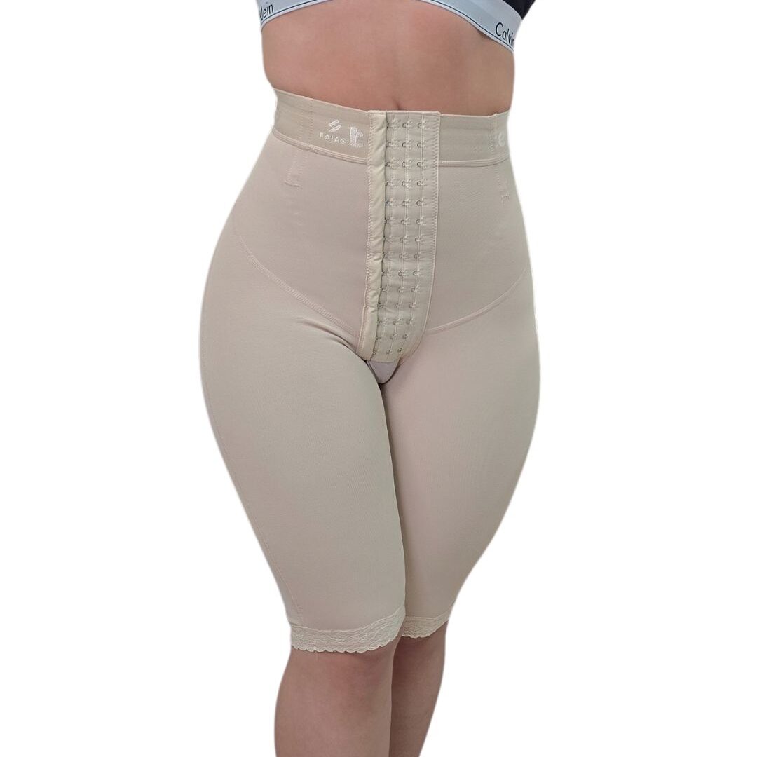 Faja short corte alto a la rodilla postparto alta compresión. Faja short postparto con control de abdomen y levanta glúteos.