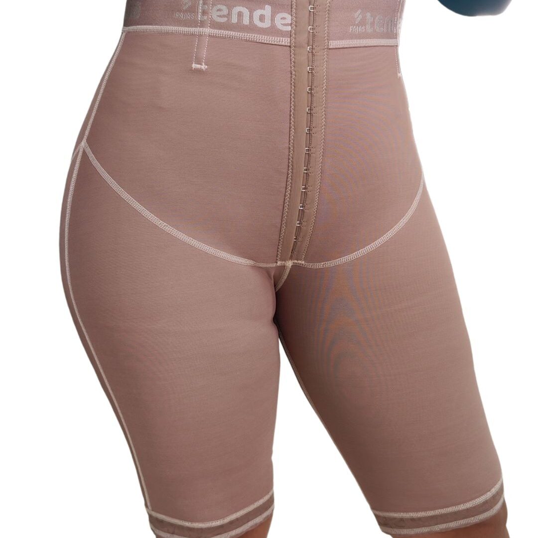 Faja short corte alto a la rodilla de alta compresión. Ideal para postparto, histerectomía y uso diario.