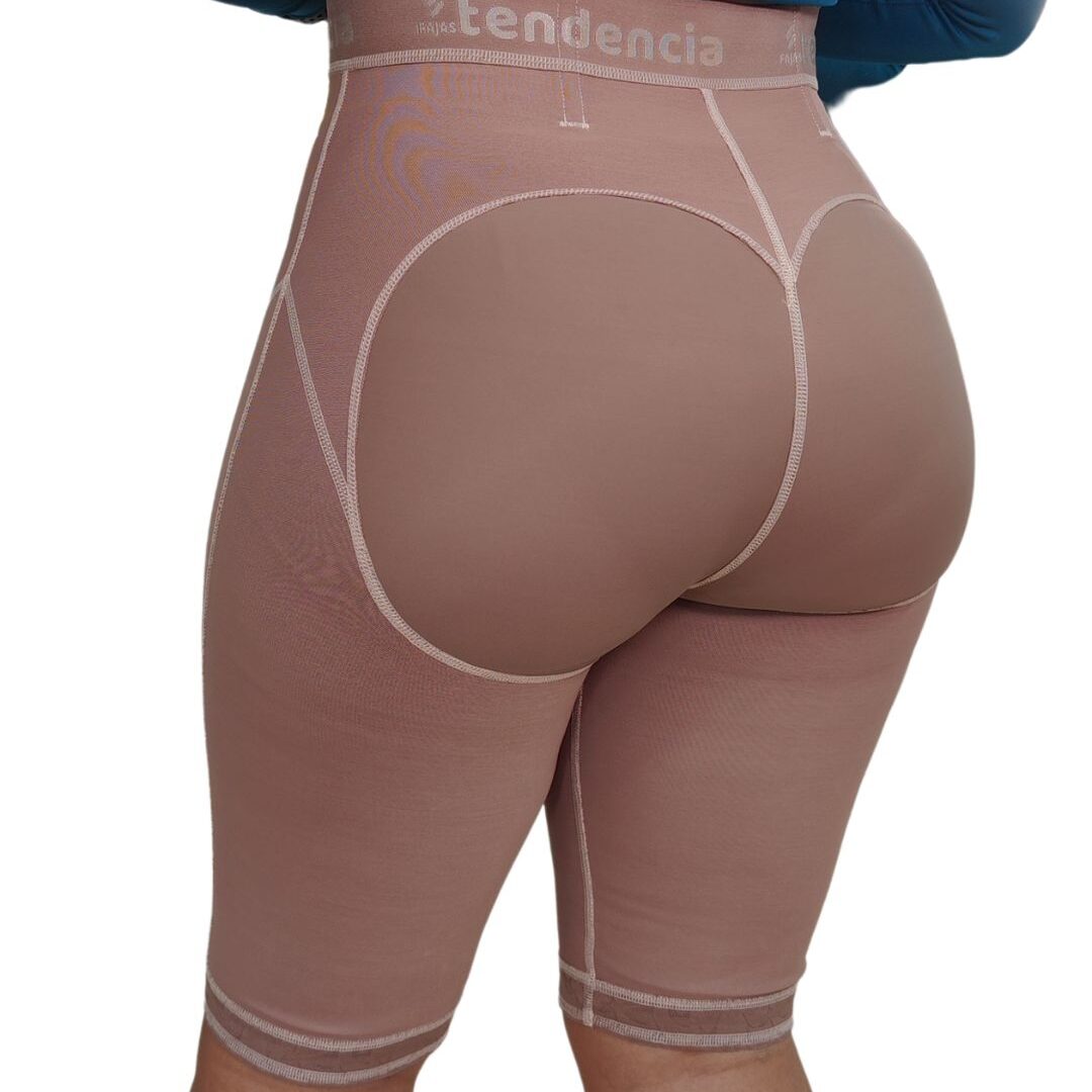 Faja short corte alto a la rodilla de alta compresión. Ideal para postparto, histerectomía y uso diario.