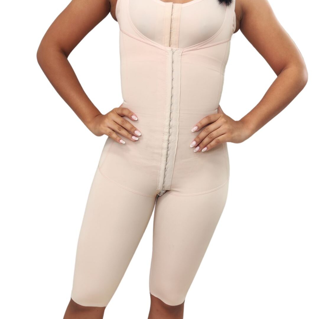 Faja completa a la rodilla mediana compresión postoperatoria uso diario control cintura vientre bajo