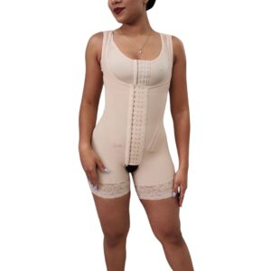 Faja completa al muslo con 8 varillas metálicas, alta compresión, ideal para postoperatorio (lipo/abdominoplastia) y uso diario. Controla abdomen, cintura, levanta glúteos y corrige postura. Fabricada en Powernet y Spandex con gafetes y encaje.