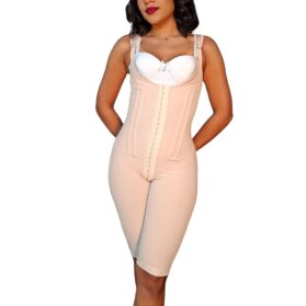 Faja completa a la rodilla de Powernet y Spandex con 8 varillas metálicas, blonda siliconada, gafetes, alta compresión para postoperatorio de lipo, abdominoplastia y levantamiento de glúteos.