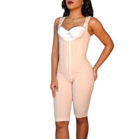 Faja completa a la rodilla de Powernet y Spandex con 8 varillas metálicas, blonda siliconada, gafetes, alta compresión para postoperatorio de lipo, abdominoplastia y levantamiento de glúteos.