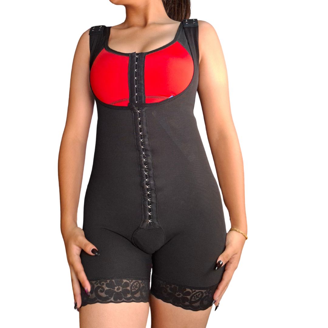 Faja al muslo de Spandex y Powernet con gafetes y blonda siliconada, mediana compresión para control de abdomen y glúteos en postparto y uso diario.