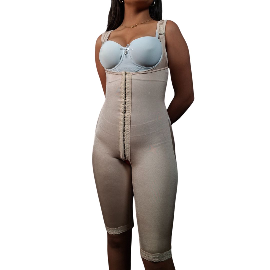 Faja de mediana compresión para uso diario, confeccionada en tela de compresión brillante con un toque perlado, diseñada para moldear la figura.