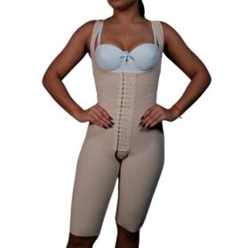 Faja postoperatoria Etapa 1 de mediana compresión, diseño básico sin costuras molestas, con cierre frontal, ideal para la recuperación inmediata después de la cirugía.