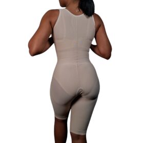 Faja postoperatoria Etapa 1 de mediana compresión, diseño básico sin costuras molestas, con cierre frontal, ideal para la recuperación inmediata después de la cirugía.