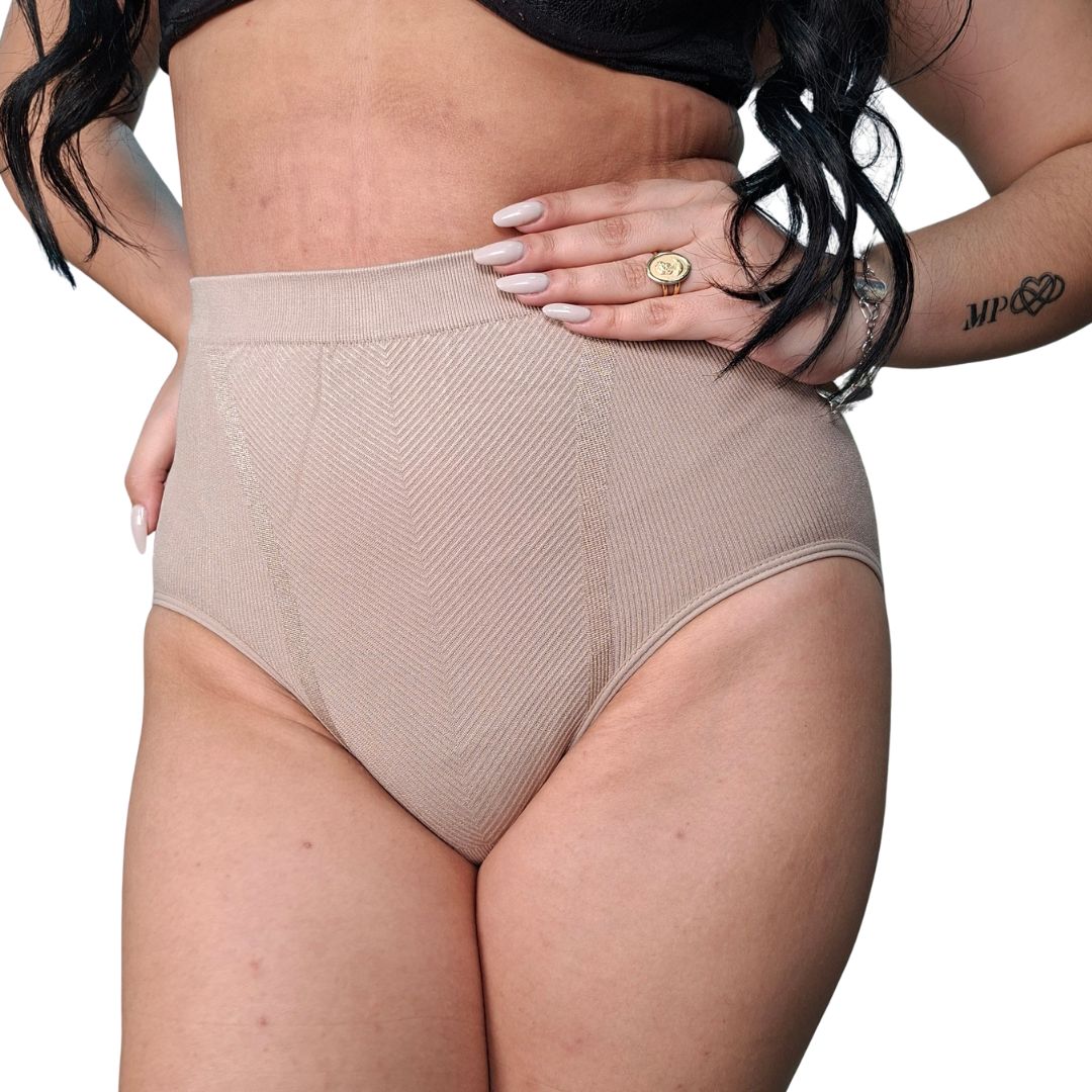 Panty moldeadora estilo Sophia Secret de talle alto, con control de abdomen medio y diseño de realce de glúteos, invisible bajo la ropa.