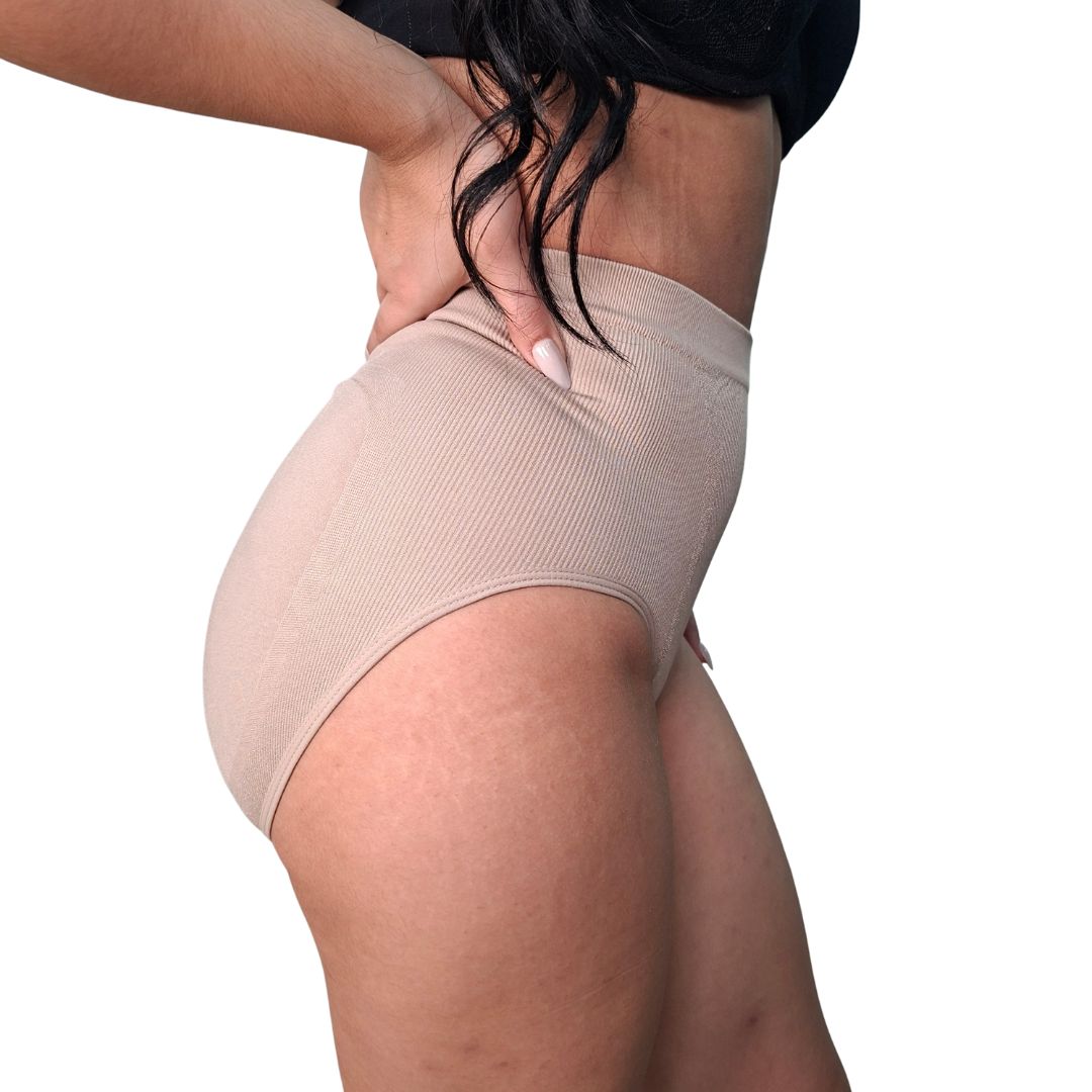 Panty moldeadora estilo Sophia Secret de talle alto, con control de abdomen medio y diseño de realce de glúteos, invisible bajo la ropa.