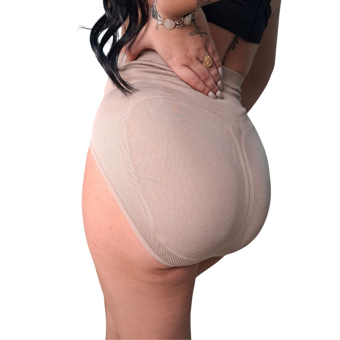 Panty moldeadora estilo Sophia Secret de talle alto, con control de abdomen medio y diseño de realce de glúteos, invisible bajo la ropa.