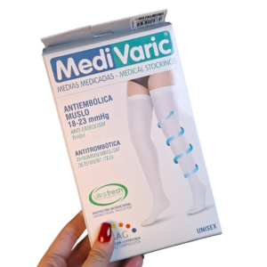 Par de medias de compresión antiembólicas blancas, hasta el muslo, con ventana de inspección y banda de silicona antideslizante, para prevención de trombosis venosa profunda.