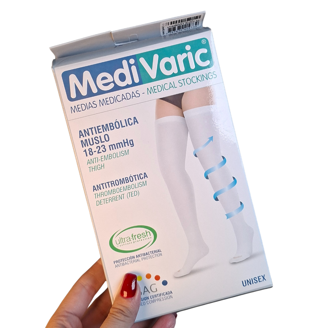 Par de medias de compresión antiembólicas blancas, hasta el muslo, con ventana de inspección y banda de silicona antideslizante, para prevención de trombosis venosa profunda.