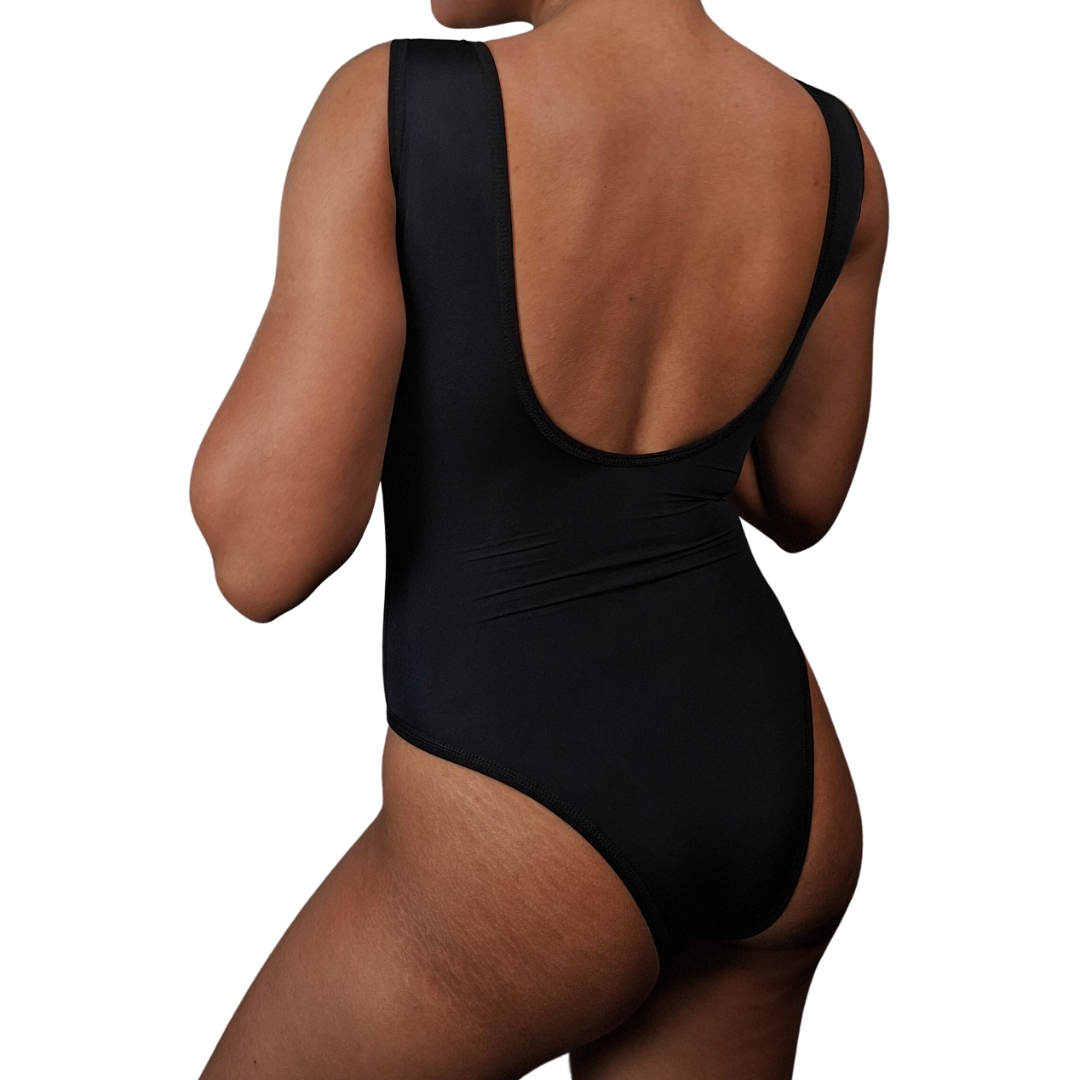 Mujer luciendo el traje de baño entero WAIKIKI (en colores azul, rosa y negro), con escote redondo, espalda baja, faja interna de mediana compresión y copas prehormadas para soporte del busto.