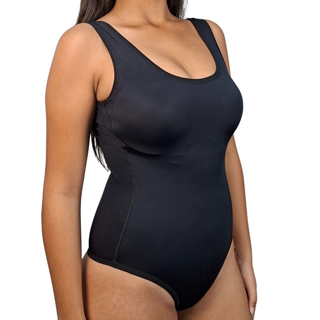 Mujer luciendo el traje de baño entero WAIKIKI (en colores azul, rosa y negro), con escote redondo, espalda baja, faja interna de mediana compresión y copas prehormadas para soporte del busto.