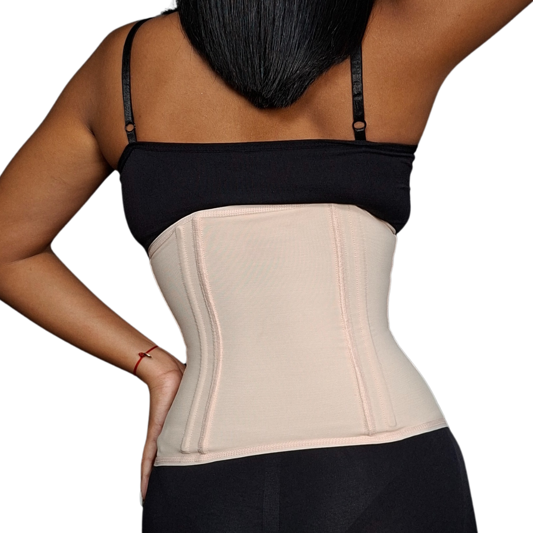 Cinturilla tipo corset de alta compresión con 8 varillas metálicas. Ideal para uso diario. Moldea y reduce visiblemente la cintura y abdomen. Proporciona soporte lumbar y corrige la postura. Fabricada en Powernet y Spandex con gafetes.