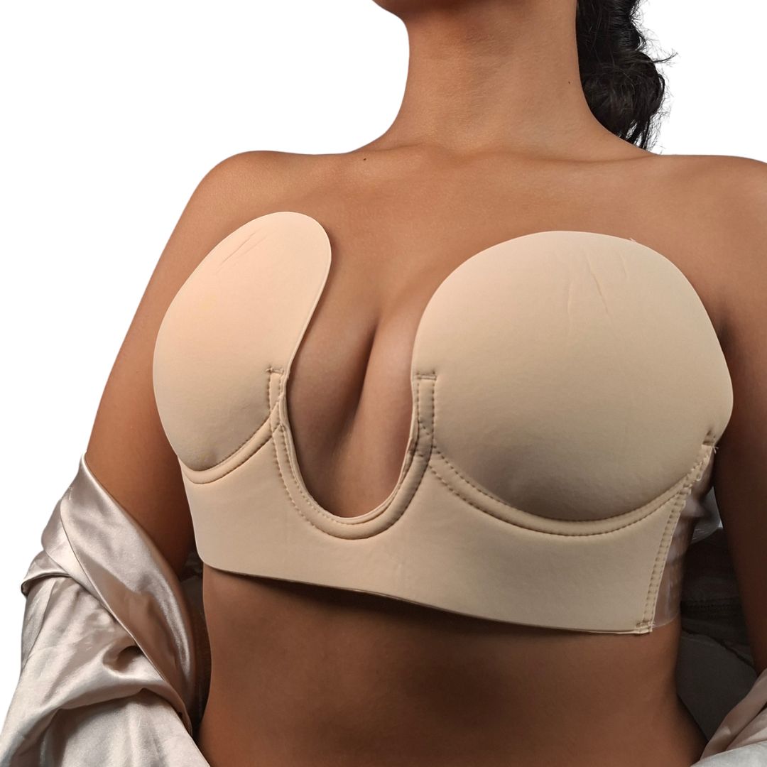 Modelo usando un brasier invisible autoadhesivo de color beige con diseño de escote profundo en forma de U, mostrando el soporte lateral transparente.