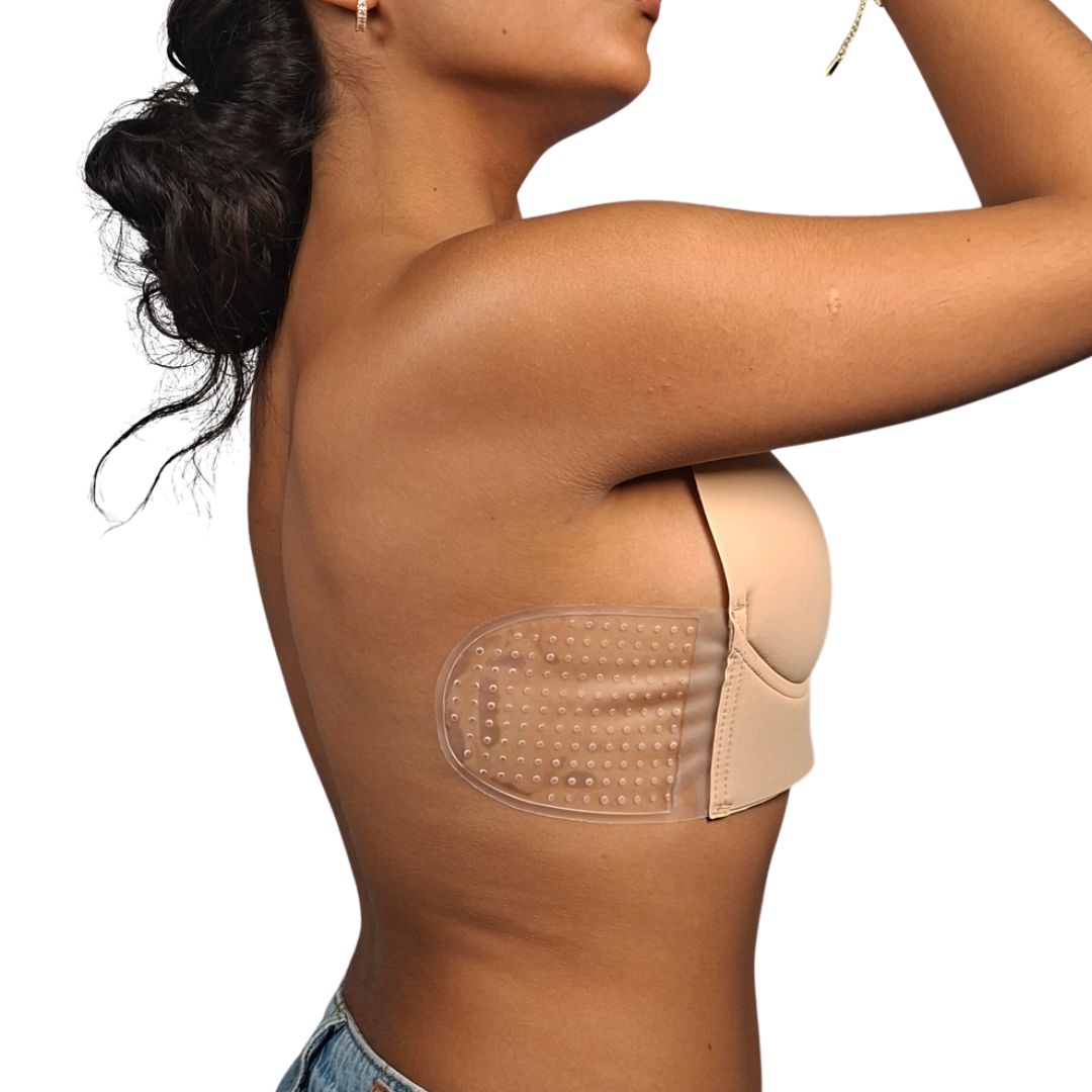 Modelo usando un brasier invisible autoadhesivo de color beige con diseño de escote profundo en forma de U, mostrando el soporte lateral transparente.