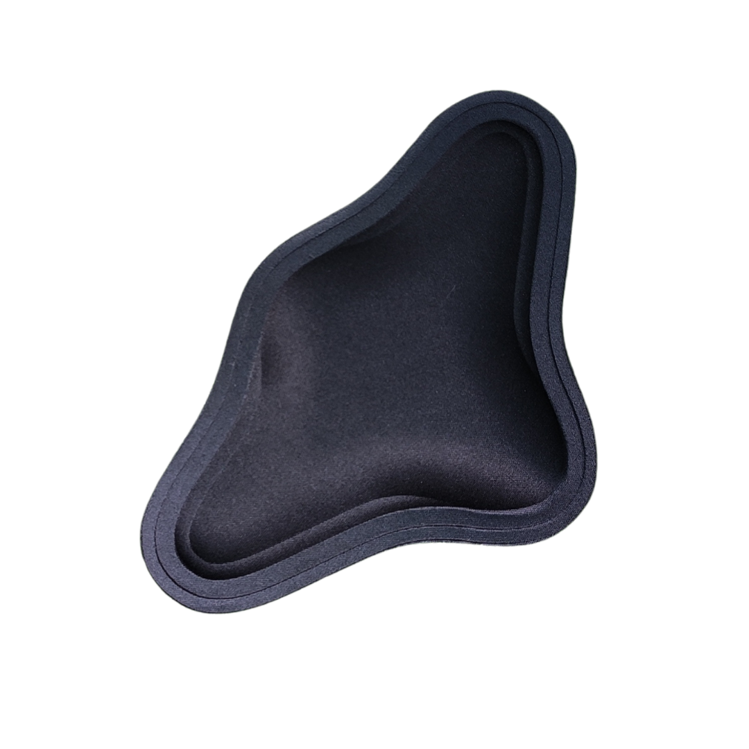 Triángulo lumbar termocomprimido de color negro con diseño anatómico para soporte en la zona sacra y protección postquirúrgica.