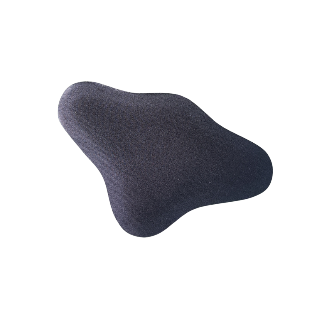 Triángulo lumbar termocomprimido de color negro con diseño anatómico para soporte en la zona sacra y protección postquirúrgica.