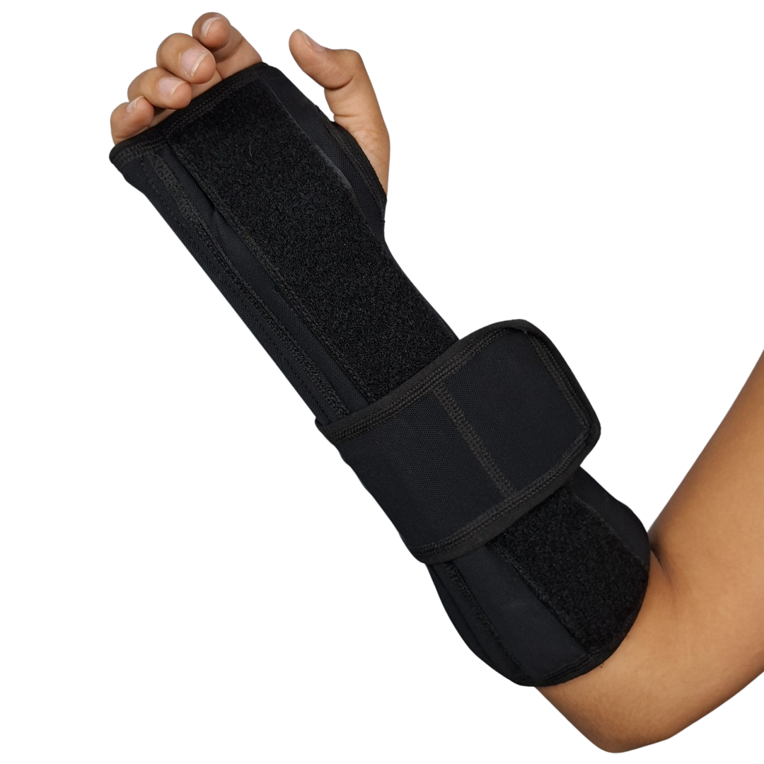 Férula inmovilizadora de muñeca y antebrazo en color negro, con múltiples cierres de velcro para un ajuste seguro y una estabilización total de la articulación.