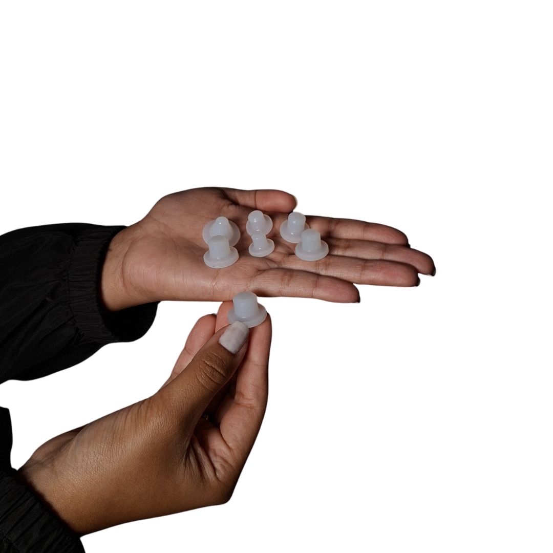 Set de tres moldeadores de ombligo de silicona de diferentes tamaños sobre la palma de una mano.