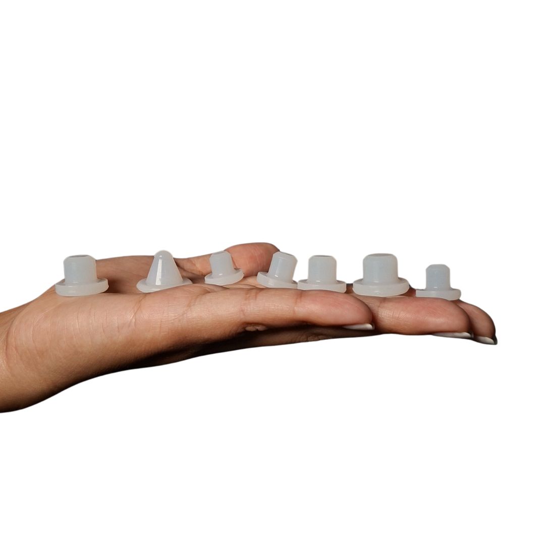 Set de tres moldeadores de ombligo de silicona de diferentes tamaños sobre la palma de una mano.