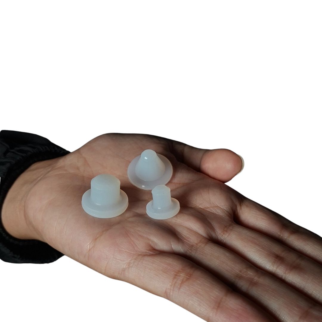 Set de tres moldeadores de ombligo de silicona de diferentes tamaños sobre la palma de una mano.