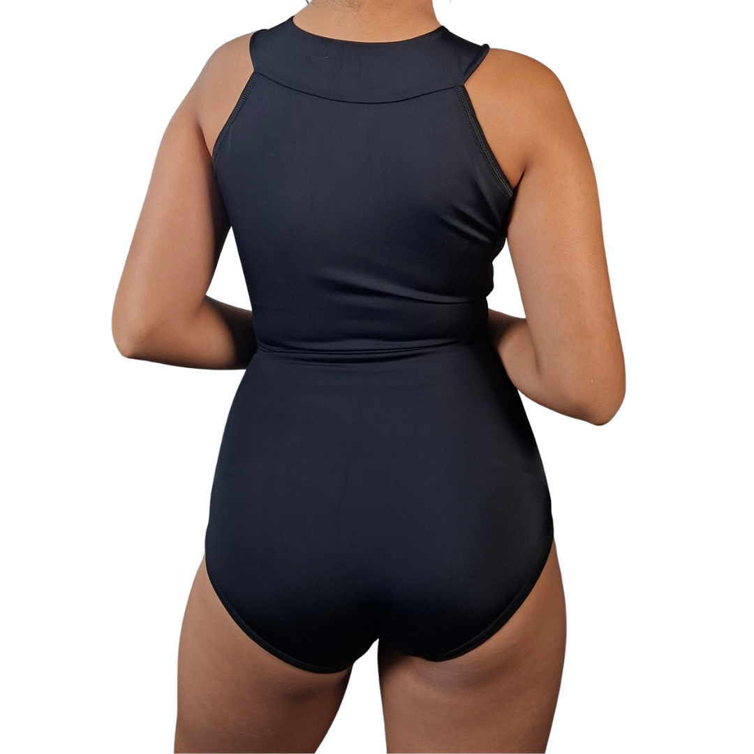 Vista de espalda de traje de baño con faja