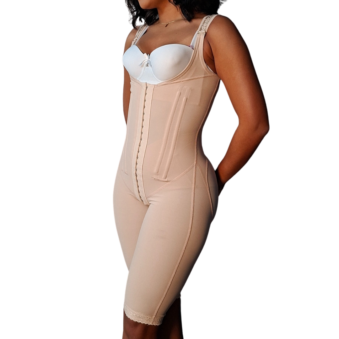 Faja completa a la rodilla de Powernet y Spandex con 8 varillas metálicas, blonda siliconada, gafetes, alta compresión para postoperatorio de lipo, abdominoplastia y levantamiento de glúteos.