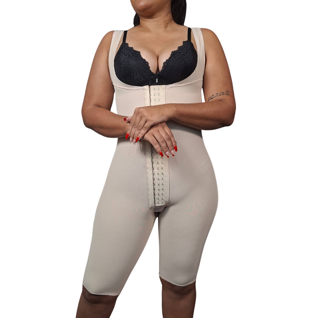 Faja postoperatoria Etapa 1 de mediana compresión, diseño básico sin costuras molestas, con cierre frontal, ideal para la recuperación inmediata después de la cirugía.
