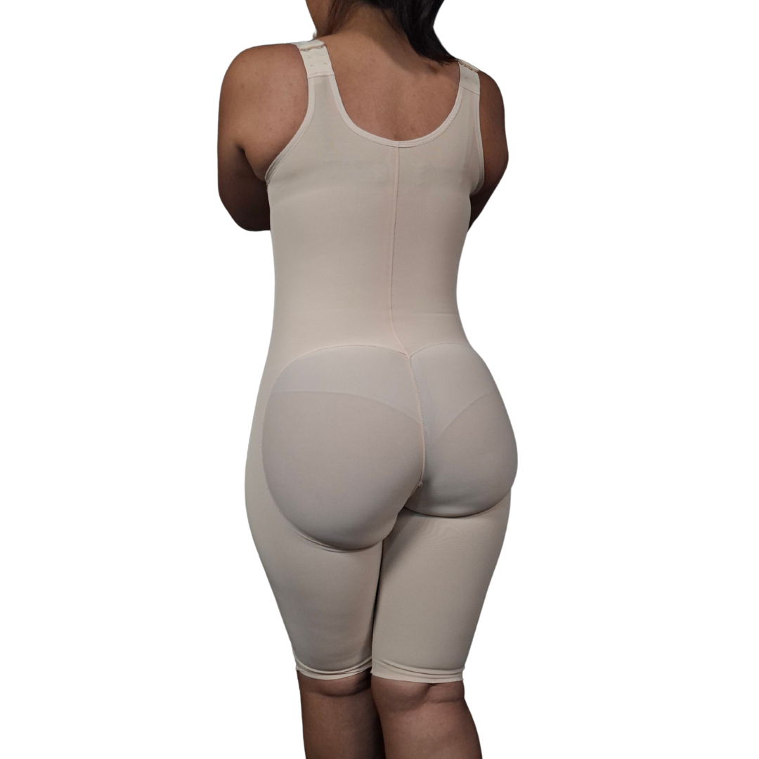 Faja postoperatoria Etapa 1 de mediana compresión, diseño básico sin costuras molestas, con cierre frontal, ideal para la recuperación inmediata después de la cirugía.