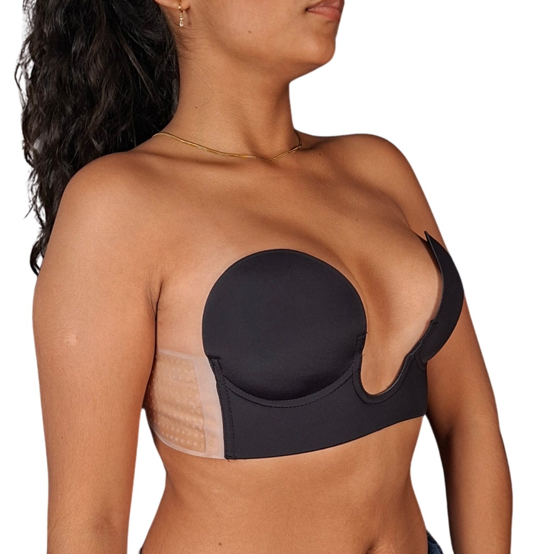 Vista lateral de una mujer utilizando un brasier invisible de color negro con copas preformadas, un pronunciado escote frontal en forma de U y bandas laterales adhesivas de silicona transparente de textura granulada.