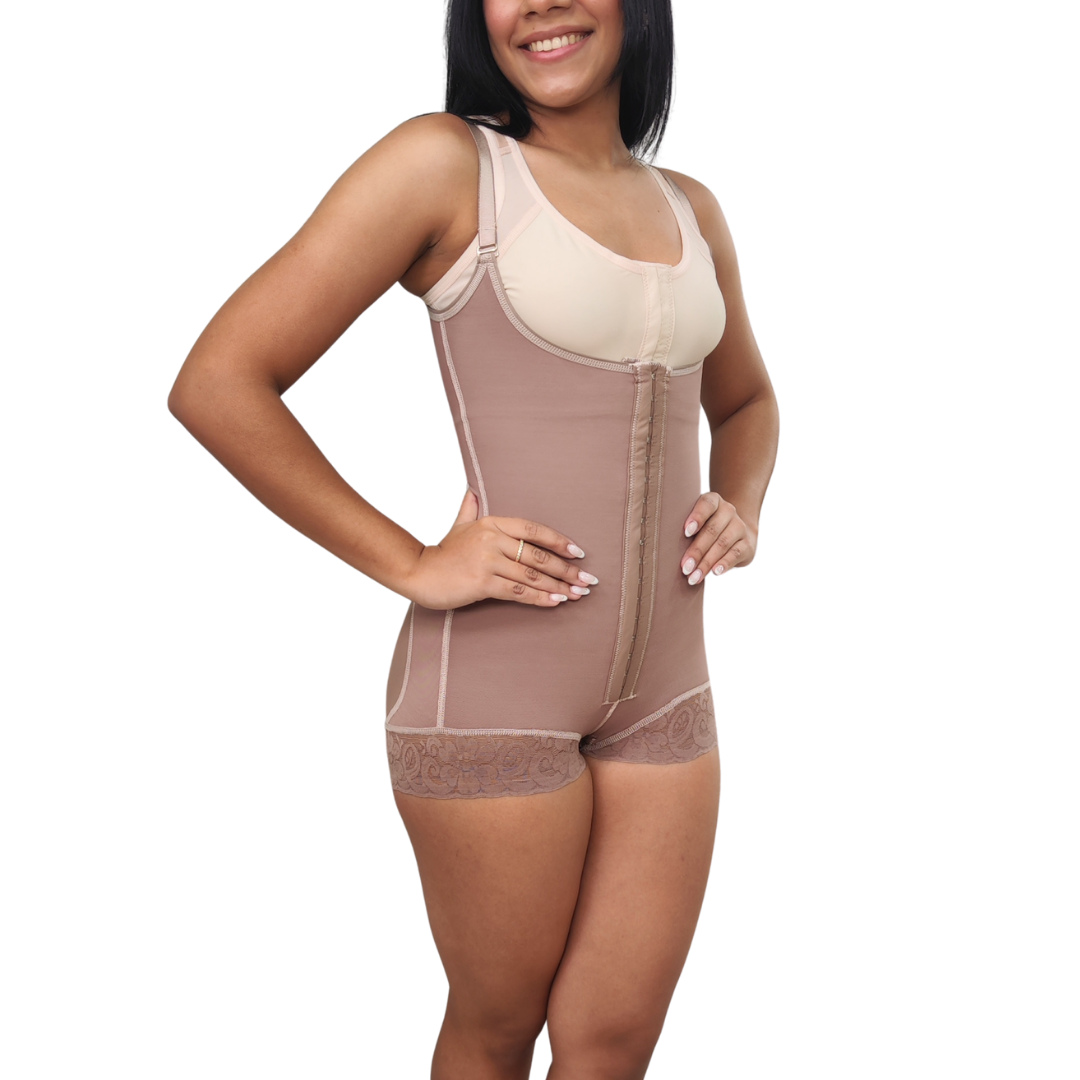Body cachetero de alta compresión para recuperación postparto e histerectomía. Controla cintura y abdomen bajo, realza glúteos. Fabricado con Powernet y Spandex.