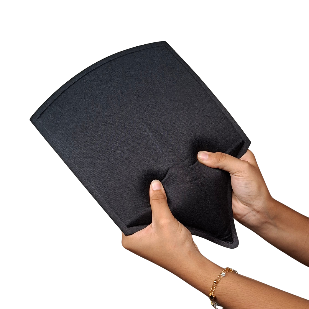 Tabla lumbar termocomprimida de color negro con diseño anatómico, ideal para soporte tras liposucción de espalda y corrección de postura.