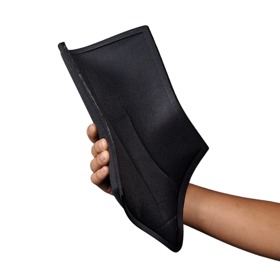 Tabla lumbar termocomprimida de color negro con diseño anatómico, ideal para soporte tras liposucción de espalda y corrección de postura.