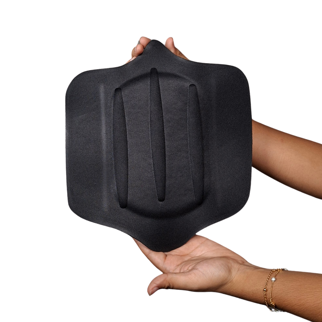 Tabla abdominal postquirúrgica en forma de mariposa con tres relieves verticales para definir la marcación abdominal, color negro.