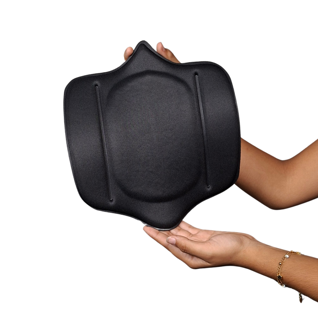 Tabla abdominal postquirúrgica en forma de mariposa con tres relieves verticales para definir la marcación abdominal, color negro.