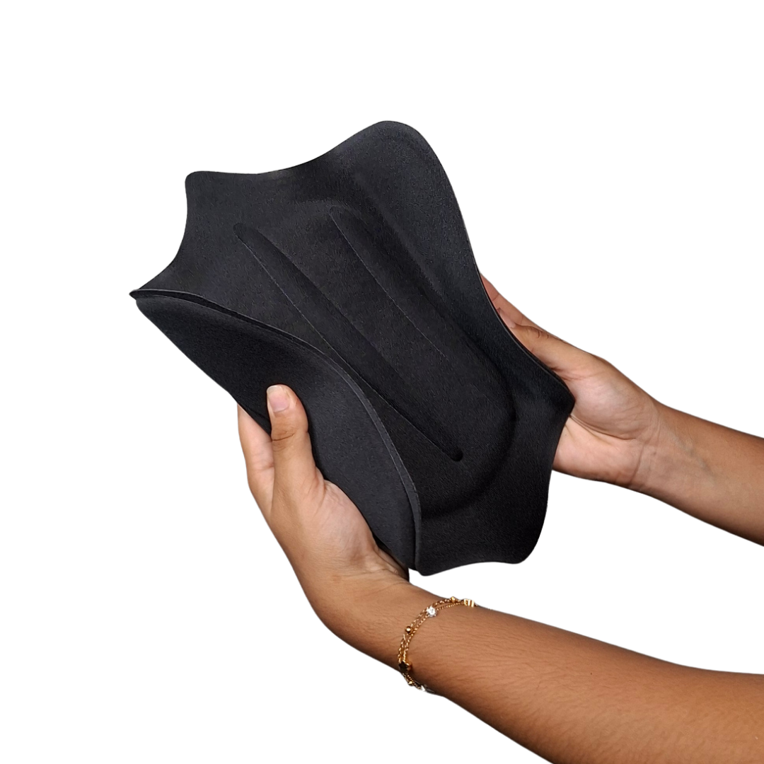 Tabla abdominal postquirúrgica en forma de mariposa con tres relieves verticales para definir la marcación abdominal, color negro.